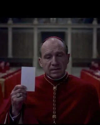 Ralph Fiennes em cena do filme Conclave