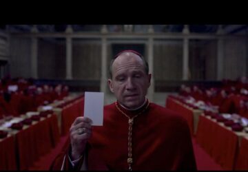 Ralph Fiennes em cena do filme Conclave
