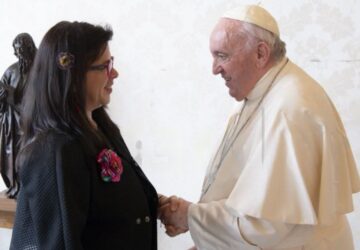 Papa Francisco com Paola Uguez, jornalista peruana que denunciou atos de grupo de leigos católicos