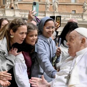 Papa Francisco na Praça São Pedro com fiéis, post no Instagram