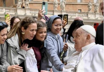 Papa Francisco na Praça São Pedro com fiéis, post no Instagram
