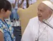 Papa Francisco com menina, cena do último Vídeo do Papa