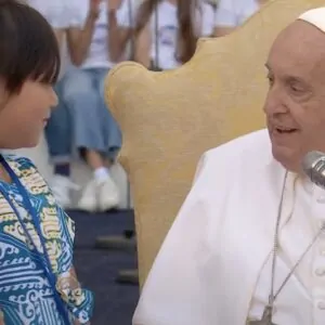 Papa Francisco com menina, cena do último Vídeo do Papa