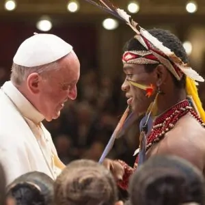 Papa Francisco com líder indígena em visita ao Peru