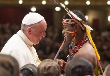 Papa Francisco com líder indígena em visita ao Peru