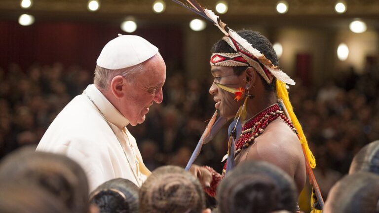 Papa Francisco com líder indígena em visita ao Peru