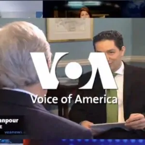 Reprodução de transmissão da Voice of America, emissora pública dos EUA que Donald Trump tentou fechar