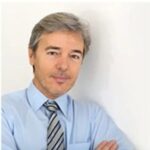 Falso jornalista identificado como "Manuel Godsin" usava foto de IA gerada em 2018 Foto: openDemocracy/Divulgação