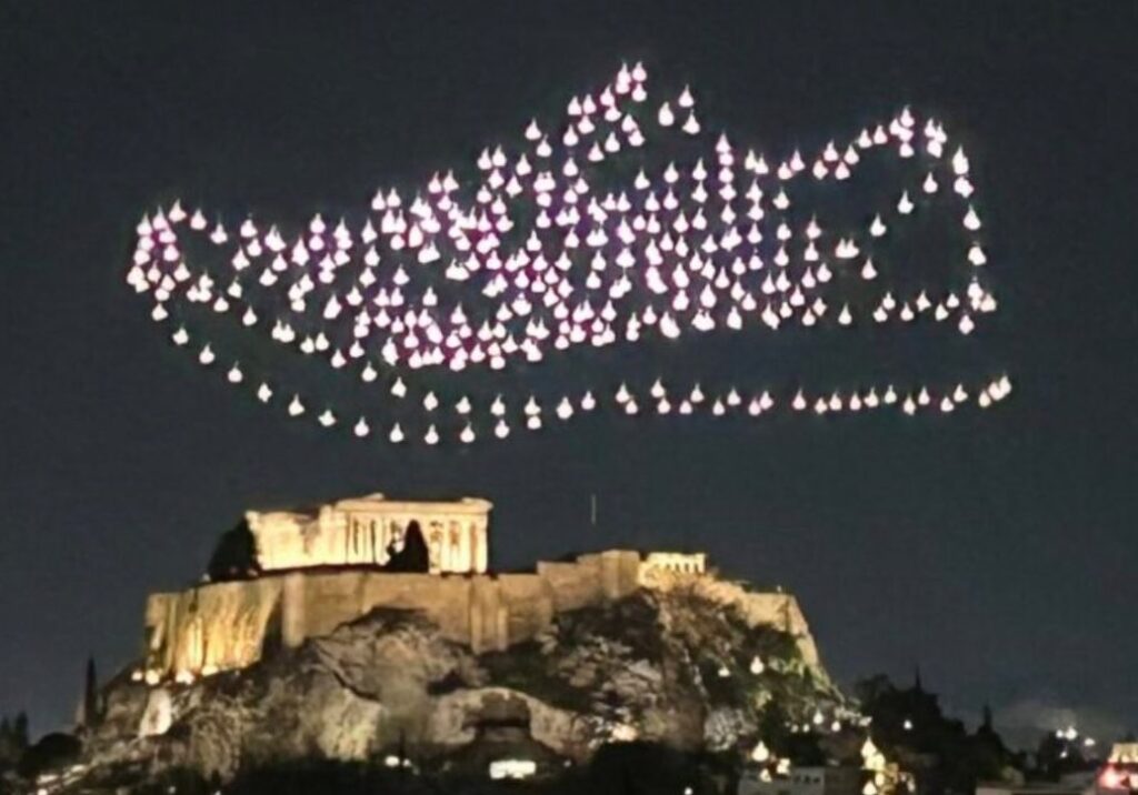 Campanha polêmica da Adidas com tênis projetado por drones sobre a Acrópole