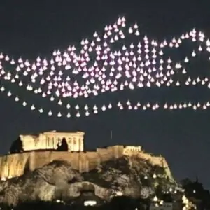 Campanha polêmica da Adidas com tênis projetado por drones sobre a Acrópole