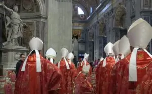Cardeais no conclave, cena da transmissão ao vivo do Vaticano no YouTube