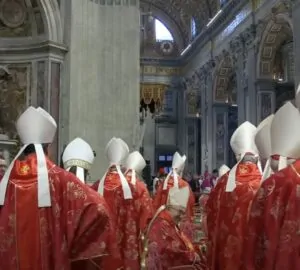Cardeais no conclave, cena da transmissão ao vivo do Vaticano no YouTube