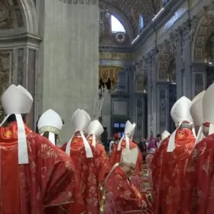 Cardeais no conclave, cena da transmissão ao vivo do Vaticano no YouTube