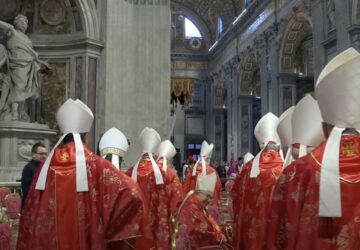 Cardeais no conclave, cena da transmissão ao vivo do Vaticano no YouTube