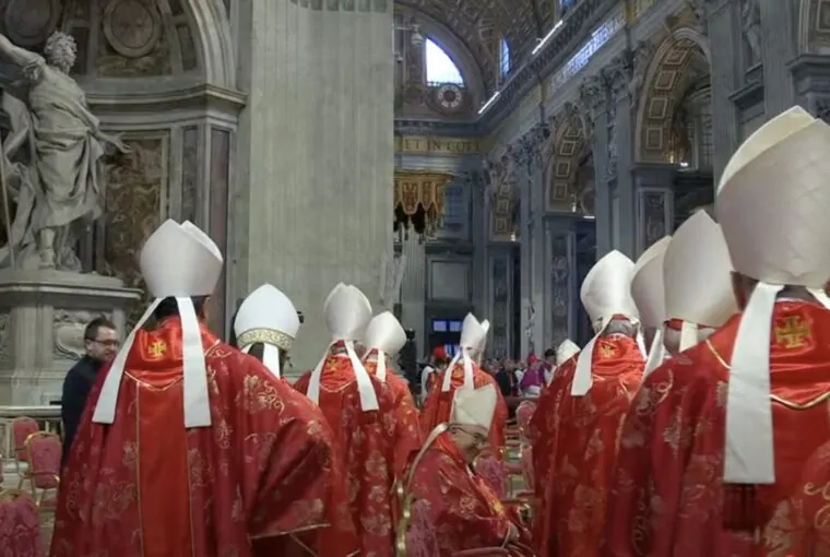 Cardeais no conclave, cena da transmissão ao vivo do Vaticano no YouTube