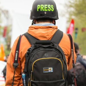 Profissional de imprensa com capacete Press