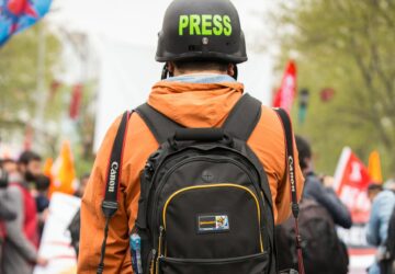 Profissional de imprensa com capacete Press