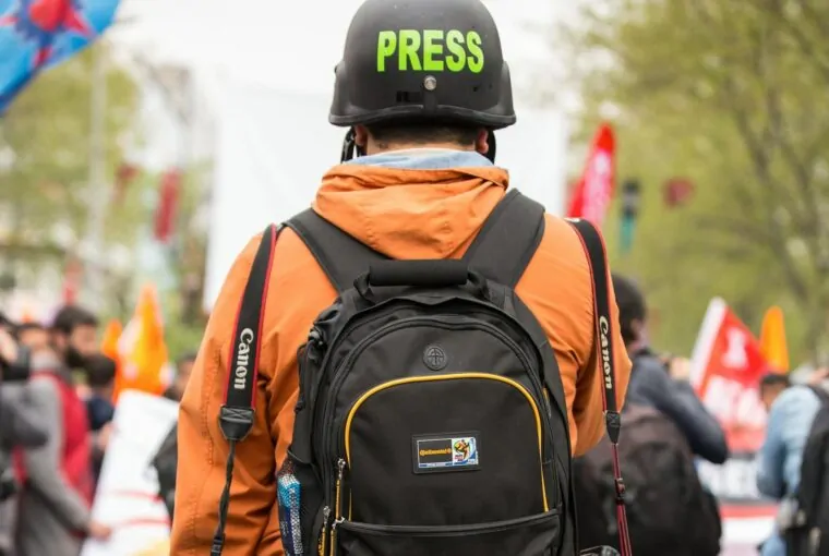 Profissional de imprensa com capacete Press