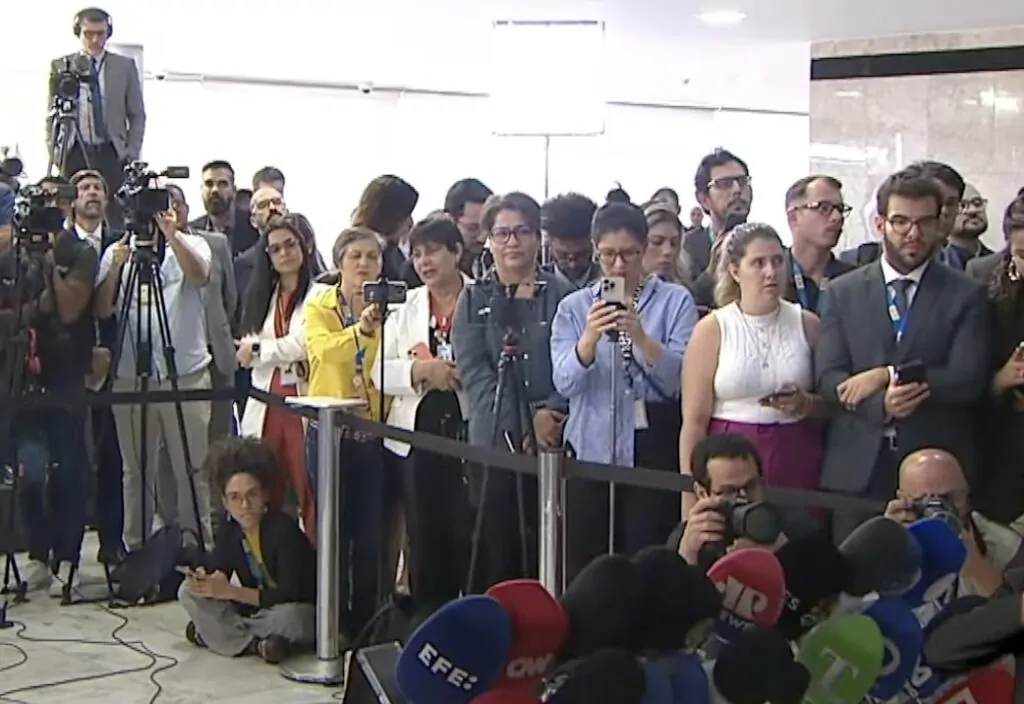 Jornalistas em coletiva de imprensa no Palácio do Planalto, sede do governo do Brasil