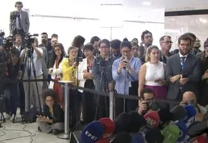 Jornalistas em coletiva de imprensa no Palácio do Planalto, sede do governo do Brasil