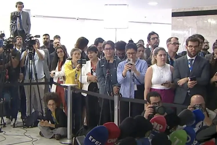Jornalistas em coletiva de imprensa no Palácio do Planalto, sede do governo do Brasil