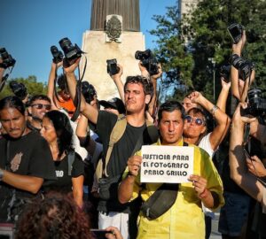 Protesto contra violência sofrida por fotojornalista na Argentina