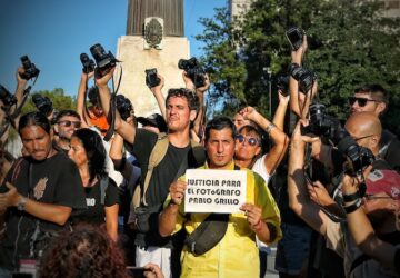 Protesto contra violência sofrida por fotojornalista na Argentina