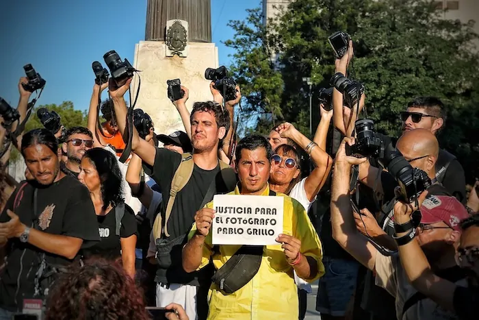 Protesto contra violência sofrida por fotojornalista na Argentina