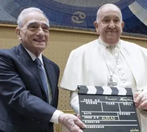 Martin Scorsese e papa Francisco com claquete de cinema anunciando novo filme documentário