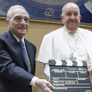 Martin Scorsese e papa Francisco com claquete de cinema anunciando novo filme documentário