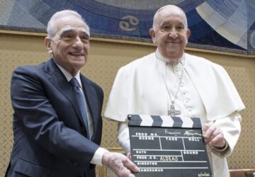 Martin Scorsese e papa Francisco com claquete de cinema anunciando novo filme documentário
