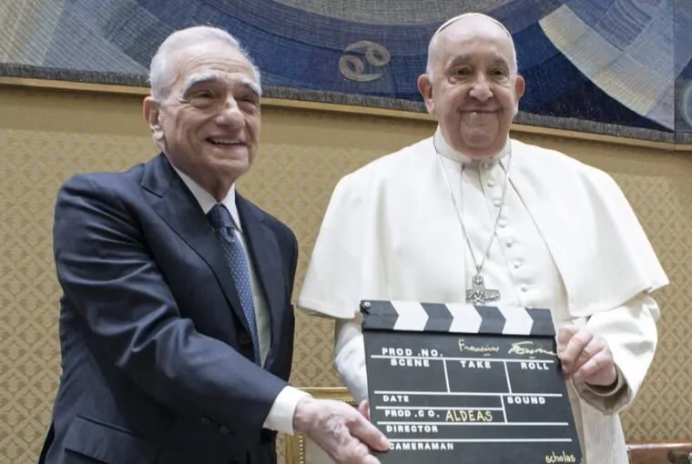 Martin Scorsese e papa Francisco com claquete de cinema anunciando novo filme documentário