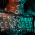 Mulher de vestido preto com elementos criados por IA