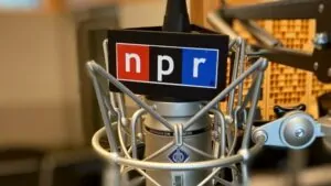 Microfone com logotipo da rádio pública NPR, dos EUA