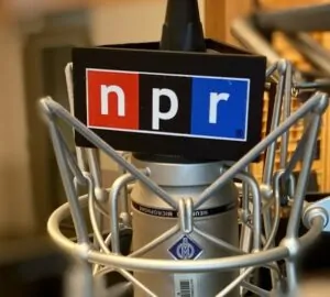 Microfone com logotipo da rádio pública NPR, dos EUA