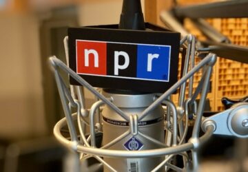 Microfone com logotipo da rádio pública NPR, dos EUA