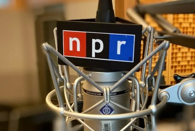 Microfone com logotipo da rádio pública NPR, dos EUA