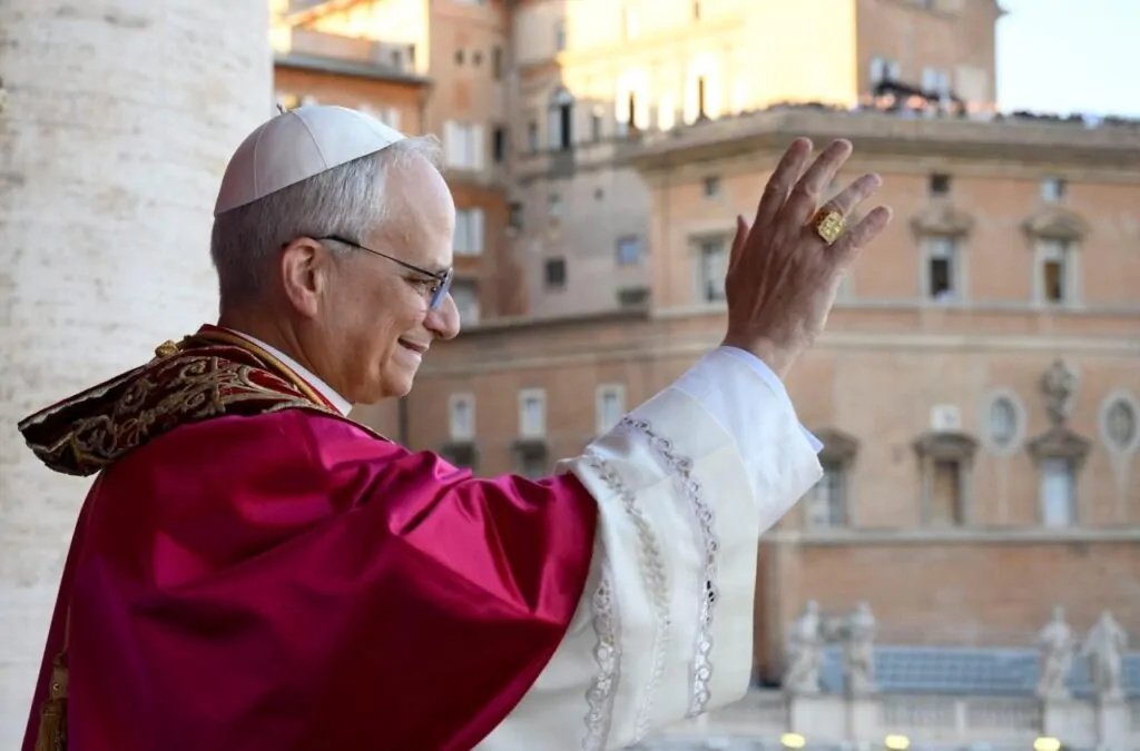 Robert Prevost, Papa Leão XVI, saudando a multidão na Basílica de São Pedro, em Roma