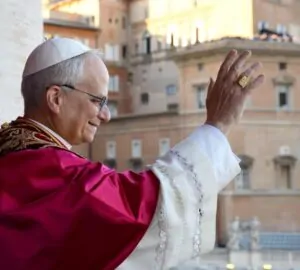 Robert Prevost, Papa Leão XVI, saudando a multidão na Basílica de São Pedro, em Roma