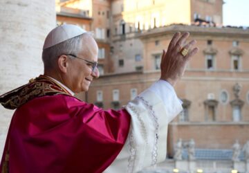 Robert Prevost, Papa Leão XVI, saudando a multidão na Basílica de São Pedro, em Roma