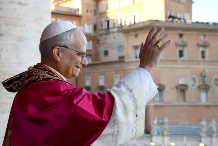 Robert Prevost, Papa Leão XVI, saudando a multidão na Basílica de São Pedro, em Roma