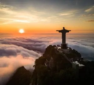 Cristo Redentor pairando sobre nuvens, foto premiada pela Wikipédia