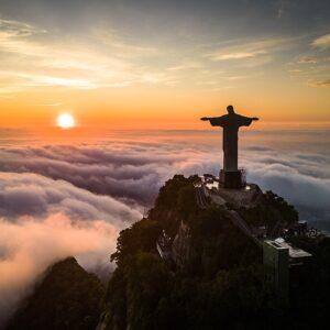 Cristo Redentor pairando sobre nuvens, foto premiada pela Wikipédia