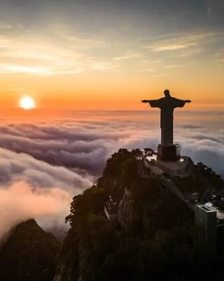 Cristo Redentor pairando sobre nuvens, foto premiada pela Wikipédia
