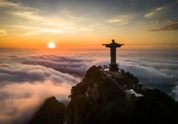 Cristo Redentor pairando sobre nuvens, foto premiada pela Wikipédia