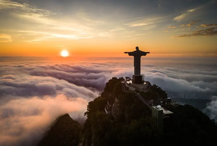 Cristo Redentor pairando sobre nuvens, foto premiada pela Wikipédia