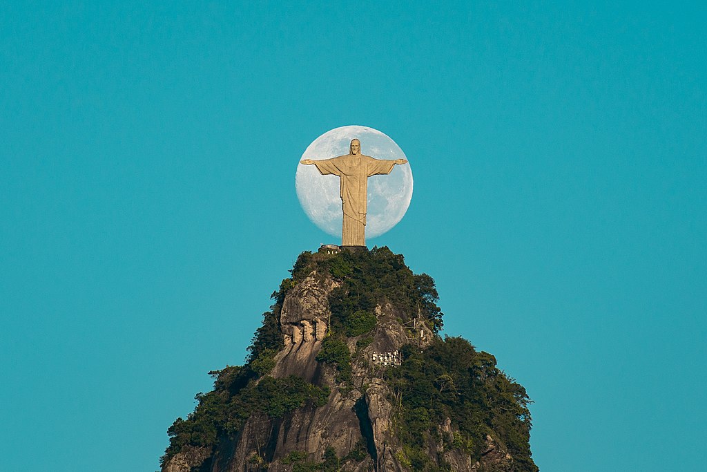 Cristo Redentor no Rio de Janeiro com lua ao fundo, foto premiada pela Wikipédia 