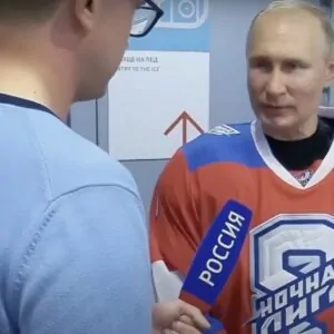 Vladimir Putin em roupas esportivas cena de novo documentário