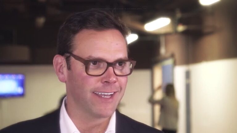 Afastado do império da família, filho de Rupert Murdoch compra metade da Vox Media – incluindo ex-revista do pai
