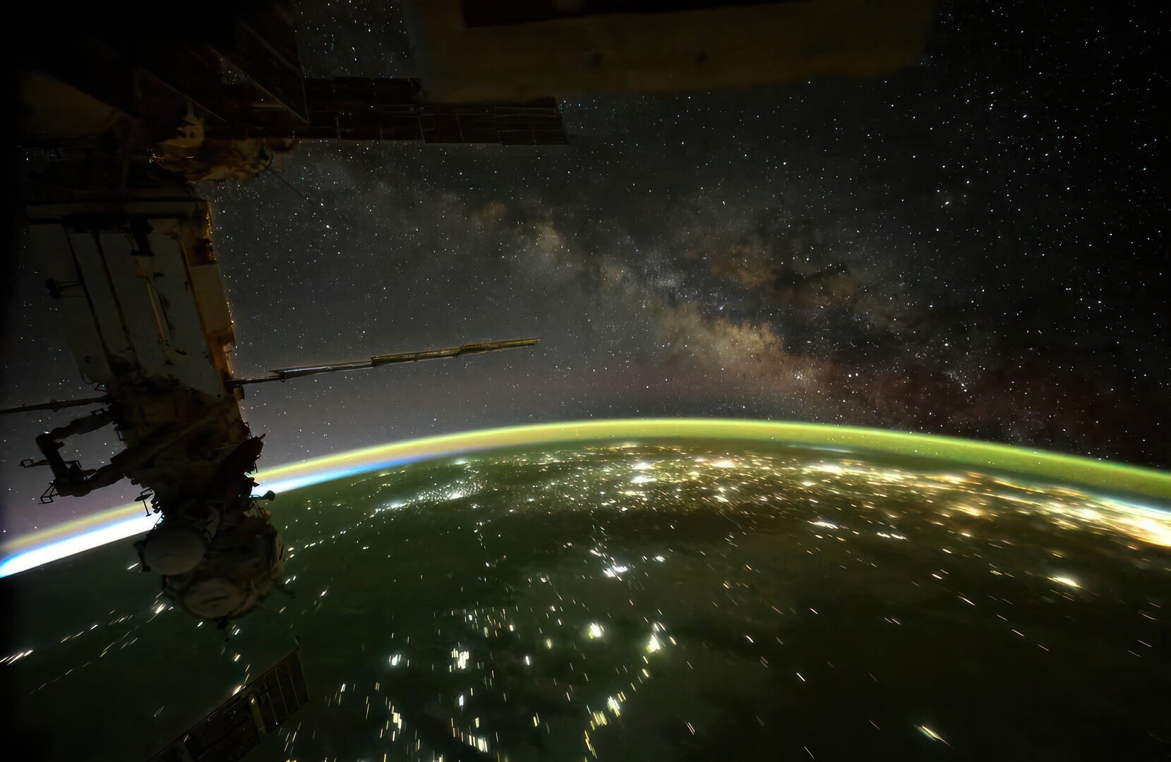 Novas fotos Via Láctea mostram a galáxia registrada da Estação Espacial Internacional com a Terra ao fundo.